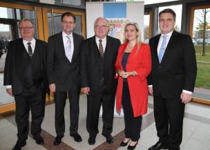 v.l.: Präsident des Oberlandesgerichts Clemens Lückemann, Oberstaatsanwalt Lukas Knorr, Generalstaatsanwalt Thomas Janovsky, Staatsministerin Melanie Huml, Bayerns Justizminister Prof. Dr. Winfried Bausback v.l.: Präsident des Oberlandesgerichts Clemens Lückemann, Oberstaatsanwalt Lukas Knorr, Generalstaatsanwalt Thomas Janovsky, Staatsministerin Melanie Huml, Bayerns Justizminister Prof. Dr. Winfried Bausback