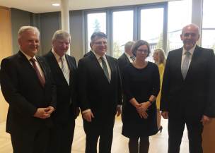 v.l.: Ministerialdirigent Herr Dr. Dickert; Präsident des Oberlandesgerichts Nürnberg Herr Dr. Strötz; Bayerns Justizminister Prof. Dr. Bausback; Frau Buttolo, Bauoberrätin beim Staatlichen Bauamt Ansbach; Direktor des Amtsgerichts Weißenburg Herr Hubel v.l.: Ministerialdirigent Herr Dr. Dickert; Präsident des Oberlandesgerichts Nürnberg Herr Dr. Strötz; Bayerns Justizminister Prof. Dr. Bausback; Frau Buttolo, Bauoberrätin beim Staatlichen Bauamt Ansbach; Direktor des Amtsgerichts Weißenburg Herr Hubel