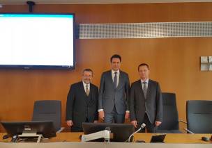 Justizminister Georg Eisenreich mit dem Präsidenten des Landgerichts Landhut Andreas Wimmer (li.) und dem Vizepräsidenten Theo Ziegler (re.) Justizminister Georg Eisenreich mit dem Präsidenten des Landgerichts Landhut Andreas Wimmer (li.) und dem Vizepräsidenten Theo Ziegler (re.)