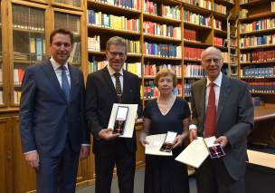 Justizminister Georg Eisenreich mit den Geehrten Stephan Kruip, Dr. Inge und Klaus Schwersenz.