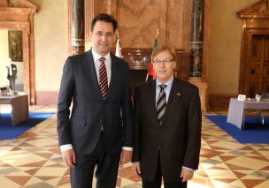 Bayerns Justizminister Georg Eisenreich mit dem Justizminister des Landes Nordrhein-Westfalen Peter Biesenbach Bayerns Justizminister Georg Eisenreich mit dem Justizminister des Landes Nordrhein-Westfalen Peter Biesenbach