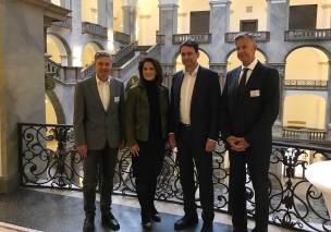Foto von folgenden Personen: 2. Vorsitzender Stefan Winter, 1. Vorsitzende und Staatsministerin Michaela Kaniber, Staatsminister Georg Eisenreich und Rechtsanwalt Dr. Stefan Beulke. Foto von folgenden Personen: 2. Vorsitzender Stefan Winter, 1. Vorsitzende und Staatsministerin Michaela Kaniber, Staatsminister Georg Eisenreich und Rechtsanwalt Dr. Stefan Beulke.