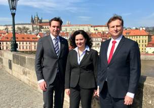 Justizminister Georg Eisenreich mit der Generalkonsulin in München Kristina Larischová und dem tschechischen Amtskollegen Jan Knezínek Justizminister Georg Eisenreich mit der Generalkonsulin in München Kristina Larischová und dem tschechischen Amtskollegen Jan Knezínek