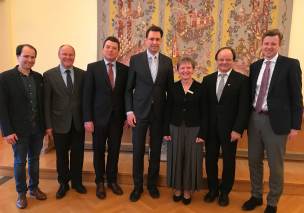 v.l.: MdL Tim Pargent, MdL Alexander König, Oberbürgermeister Dr. Harald Fichtner, Bayerns Justizminister Georg Eisenreich, die neue Anstaltsleiterin Maria Anna Kerscher, der bisherige Anstaltsleiter Matthias Konopka und Landrat Dr. Oliver Bär v.l.: MdL Tim Pargent, MdL Alexander König, Oberbürgermeister Dr. Harald Fichtner, Bayerns Justizminister Georg Eisenreich, die neue Anstaltsleiterin Maria Anna Kerscher, der bisherige Anstaltsleiter Matthias Konopka und Landrat Dr. Oliver Bär