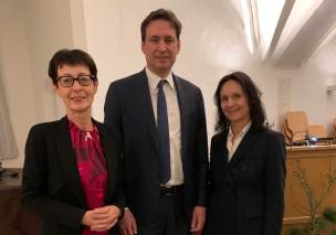 Bayerns Justizminister mit Sibylle Dworazik (links) und Dr. Elisabeth Kurzweil (rechts).