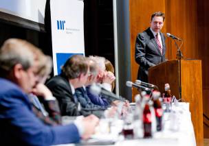 Justizminister Georg Eisenreich bei seinem Grußwort Foto Llarocca-58-verwendet-auf-homepage-2019-05b Justizminister Georg Eisenreich bei seinem Grußwort Foto Llarocca-58-verwendet-auf-homepage-2019-05b