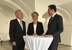 Justizminister Georg Eisenreich mit dem neuen Präsidenten des Landgerichts Uwe Erlbeck und der neuen Leitenden Oberstaatsanwältin Petra Strohbach Justizminister Georg Eisenreich mit dem neuen Präsidenten des Landgerichts Uwe Erlbeck und der neuen Leitenden Oberstaatsanwältin Petra Strohbach