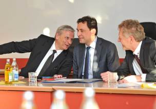 Justizminister Georg Eisenreich mit dem Präsidenten des LG Traunstein Dr. Rupert Stadler (li.) und dem Direktor des AG Altötting Günther Hammerdinger (re.) Justizminister Georg Eisenreich mit dem Präsidenten des LG Traunstein Dr. Rupert Stadler (li.) und dem Direktor des AG Altötting Günther Hammerdinger (re.)