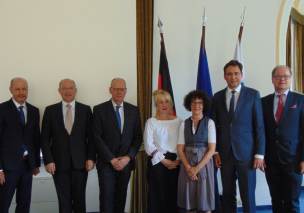 Justizminister Georg Eisenreich mit Generalstaatsanwalt Reinhard Röttle und weiteren Teilnehmerinnen und Teilnehmern der Tagung Justizminister Georg Eisenreich mit Generalstaatsanwalt Reinhard Röttle und weiteren Teilnehmerinnen und Teilnehmern der Tagung