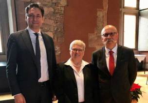 Justizminister Georg Eisenreich mit der neuen Präsidentin Dr. Luitgard Barthels und dem scheidenden Präsidenten Dr. Johannes Ebert Justizminister Georg Eisenreich mit der neuen Präsidentin Dr. Luitgard Barthels und dem scheidenden Präsidenten Dr. Johannes Ebert