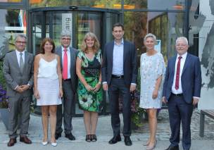 v.l.: Ministerialdirigent Heinz-Peter Mair, Ministerialdirigentin Dr. Beatrix Schobel, Ministerialdirigent Dr. Carsten Schulz, die Leiterin der Justizakademie Frau Gudrun Scharr, Justizminister Georg Eisenreich, die stellvertretende Leiterin Frau Silvia Eger und der Vizepräsident des Oberlandesgerichts Bamberg Andreas Zwerger