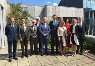 Justizminister Georg Eisenreich mit dem Präsidenten des LG München II Thomas Engel, dem Vizepräsidenten Bernhard Glocker und den Direktorinnen und Direktoren der Amtsgerichte des Bezirks Justizminister Georg Eisenreich mit dem Präsidenten des LG München II Thomas Engel, dem Vizepräsidenten Bernhard Glocker und den Direktorinnen und Direktoren der Amtsgerichte des Bezirks