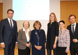 Justizminister Georg Eisenreich mit den Teilnehmerinnen und Teilnehmern des Symposiums Justizminister Georg Eisenreich mit den Teilnehmerinnen und Teilnehmern des Symposiums
