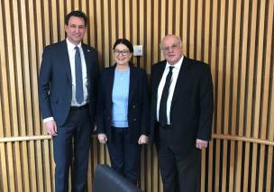 Bayerns Justizminister Georg Eisenreich mit der Präsidentin des Obersten Gerichtshofs Esther Hajut und dem Vizepräsidenten Bayerns Justizminister Georg Eisenreich mit der Präsidentin des Obersten Gerichtshofs Esther Hajut und dem Vizepräsidenten