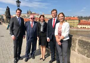 Justizminister Georg Eisenreich mit dem tschechischen Justizminister Jan Knezínek und Vertretern der bayerischen Justiz