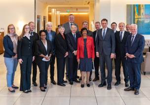 Justizminister Georg Eisenreich mit der Präsidentin des Kuratoriums Dr. Navi Pillay, dem Direktor der Internationalen Akademie Nürnberger Prinzipien Klaus Rackwitz, dem Oberbürgermeister der Stadt Nürnberg Dr. Ulrich Maly sowie weiteren Mitgliedern des Kuratoriums und des Stiftungsrats © Internationale Akademie Nürnberger Prinzipien/LÉROT