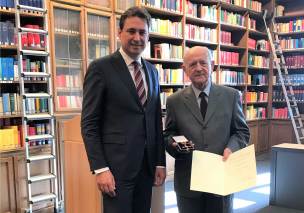 Foto von Bayerns Justizminister Georg Eisenreich mit dem Geehrten Herrn Dr. Peter Kapitza Foto von Bayerns Justizminister Georg Eisenreich mit dem Geehrten Herrn Dr. Peter Kapitza