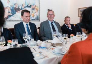 Justizminister Georg Eisenreich beim gemeinsamen Mittagessen mit Mitgliedern des Kuratoriums und des Stiftungsrats der Internationalen Akademie Nürnberger Prinzipien © Internationale Akademie Nürnberger Prinzipien/LÉROT Justizminister Georg Eisenreich beim gemeinsamen Mittagessen mit Mitgliedern des Kuratoriums und des Stiftungsrats der Internationalen Akademie Nürnberger Prinzipien © Internationale Akademie Nürnberger Prinzipien/LÉROT