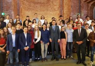 Justizminister Georg Eisenreich und der Präsident des OLG München und des Verfassungsgerichtshofs Peter Küspert mit Schülerrichterinnen und Schülerrichtern der Teen Courts Justizminister Georg Eisenreich und der Präsident des OLG München und des Verfassungsgerichtshofs Peter Küspert mit Schülerrichterinnen und Schülerrichtern der Teen Courts