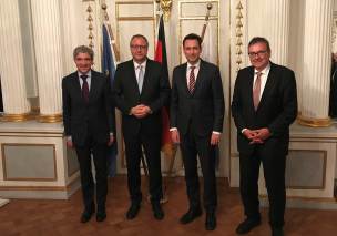 v.l.: Vizepräsident des Bundesverfassungsgerichts Stephan Harbarth, Präsident des Bundesverfassungsgerichts Andreas Voßkuhle, Justizminister Georg Eisenreich und der Präsident des OLG München und des Bayerischen Verfassungsgerichtshofs Peter Küspert v.l.: Vizepräsident des Bundesverfassungsgerichts Stephan Harbarth, Präsident des Bundesverfassungsgerichts Andreas Voßkuhle, Justizminister Georg Eisenreich und der Präsident des OLG München und des Bayerischen Verfassungsgerichtshofs Peter Küspert