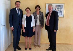 Justizminister Georg Eisenreich mit der ständigen Vertreterin des Behördenleiters Frau Mayer, der Geschäftsleiterin Frau Blach und dem Behördenleiter Herrn Tacke Justizminister Georg Eisenreich mit der ständigen Vertreterin des Behördenleiters Frau Mayer, der Geschäftsleiterin Frau Blach und dem Behördenleiter Herrn Tacke