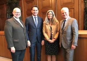 v.l.: Pfarrer Matthias Ewelt (Stadtmission Nürnberg), Justizminister Georg Eisenreich, die Leiterin der Fachambulanz Frau Claudia Schwarze und der Präsident des Oberlandesgerichts Dr. Thomas Dickert v.l.: Pfarrer Matthias Ewelt (Stadtmission Nürnberg), Justizminister Georg Eisenreich, die Leiterin der Fachambulanz Frau Claudia Schwarze und der Präsident des Oberlandesgerichts Dr. Thomas Dickert