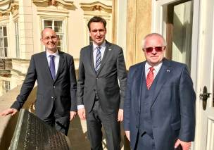 Bayerns Justizminister Georg Eisenreich mit Botschafter Christoph Israng und Generalstaatsanwalt von Bamberg Thomas Janovsky Bayerns Justizminister Georg Eisenreich mit Botschafter Christoph Israng und Generalstaatsanwalt von Bamberg Thomas Janovsky