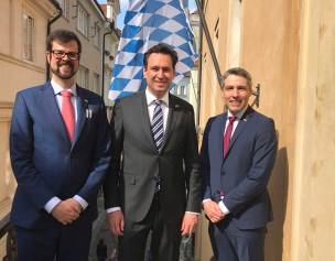 Bayerns Justizminister Georg Eisenreich mit Herrn Dr. Lachmann und Herrn Vickers von der Bayerischen Repräsentanz in Prag Bayerns Justizminister Georg Eisenreich mit Herrn Dr. Lachmann und Herrn Vickers von der Bayerischen Repräsentanz in Prag