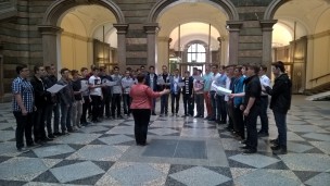 Regensburger Domspatzen beim Vorsingen in der Eingangshalle des Justizpalastes Regensburger Domspatzen beim Vorsingen in der Eingangshalle des Justizpalastes