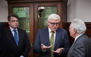 v.l.: Eröffnungsveranstaltung Bayerns Justizminister Bausback, Bundesaußenminister Frank-Walter Steinmeier und Thomas Buergenthal, ehem. Richter am Internationalen Gerichtshof