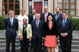 Hinten v.l.n.r.: MdEP Monika Hohlmeier, MdEP Jan Philipp Albrecht, MdEP Axel Voss, ARD-Moderator Christian Feld.  Vorne v.l.n.r.: Félix Braz, Justizminister Luxemburg, Christiane Taubira, Justizministerin Frankreich, Dr. Thomas de Maizière, Bundesinnenminister Deutschland, Věra Jourová, Justizkommissarin der Europäischen Kommission und Bayerns Justizminister Bausback. © fk/ph