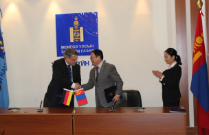 Unterzeichnung der Kooperationsvereinbarung zwischen dem Ministerium für Justiz der Mongolei und dem Bayerischen Staatsministerium der Justiz Unterzeichnung der Kooperationsvereinbarung zwischen dem Ministerium für Justiz der Mongolei und dem Bayerischen Staatsministerium der Justiz