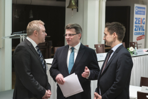 v.l.: Prof. Dr. Scheithauer, Freie Universität Berlin, Bayerns Justizminister Bausback, Hannes Hedke, Leiter des Büros des bay. Staatsministers © Bayerische Staatskanzlei I Henning Schacht v.l.: Prof. Dr. Scheithauer, Freie Universität Berlin, Bayerns Justizminister Bausback, Hannes Hedke, Leiter des Büros des bay. Staatsministers © Bayerische Staatskanzlei I Henning Schacht
