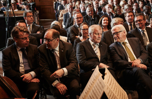 v.l.: Eröffnungsveranstaltung mit Bayerns Justizminister Bausback, Bundeslandwirtschaftsminister Christian Schmidt, Ministerpräsident Horst Seehofer und  Bundesaußenminister Frank-Walter Steinmeier