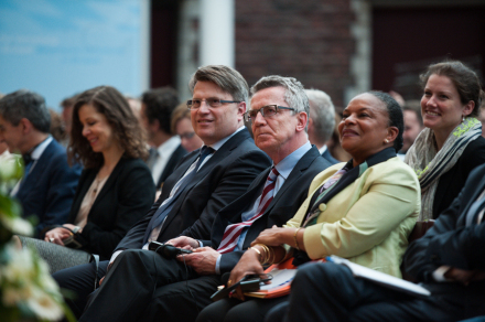 v.l.: Bayerns Justizminister Bausback, Dr. Thomas de Maizière, Bundesinnenminister Deutschland, Christiane Taubira, Justizministerin der Französischen Republik © fk/ph v.l.: Bayerns Justizminister Bausback, Dr. Thomas de Maizière, Bundesinnenminister Deutschland, Christiane Taubira, Justizministerin der Französischen Republik © fk/ph