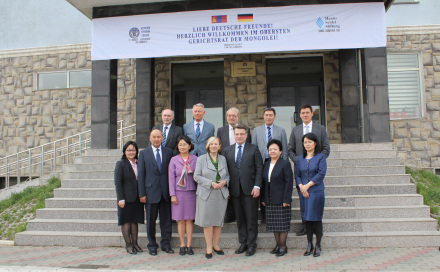 Bayerns Justizminister Bausback trifft sich zu einem Meinungsaustausch mit den Mitgliedern des Obersten Gerichtsrats der Mongolei Bayerns Justizminister Bausback trifft sich zu einem Meinungsaustausch mit den Mitgliedern des Obersten Gerichtsrats der Mongolei