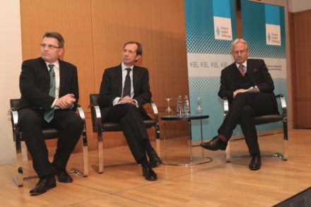 v.l.: Bayerns Justizminister Bausback, Prof. Dr. Alexander Ignor, Vorsitzender des Strafrechtsausschusses der Bundesrechtsanwaltskammer, Erik Ohlenschlager, Leitender Oberstaatsanwalt bei der Staatsanwaltschaft Bamberg v.l.: Bayerns Justizminister Bausback, Prof. Dr. Alexander Ignor, Vorsitzender des Strafrechtsausschusses der Bundesrechtsanwaltskammer, Erik Ohlenschlager, Leitender Oberstaatsanwalt bei der Staatsanwaltschaft Bamberg