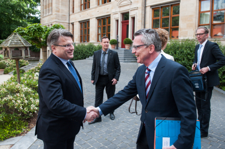 Bayerns Justizminister Bausback mit Bundesinnenminister Dr. Thomas de Maizière © fk/ph Bayerns Justizminister Bausback mit Bundesinnenminister Dr. Thomas de Maizière © fk/ph