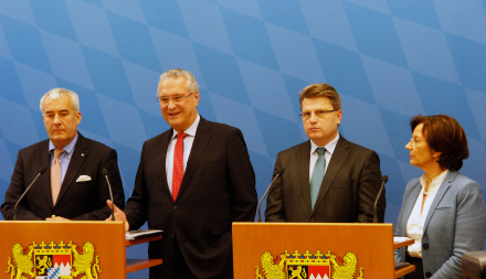 v.l.: Kultusminister Spaenle, Innenminister Herrmann, Bayerns Justizminister Bausback, Sozialministerin Müller © Bayerisches Staatsministerium des Innern, für Bau und Verkehr v.l.: Kultusminister Spaenle, Innenminister Herrmann, Bayerns Justizminister Bausback, Sozialministerin Müller © Bayerisches Staatsministerium des Innern, für Bau und Verkehr