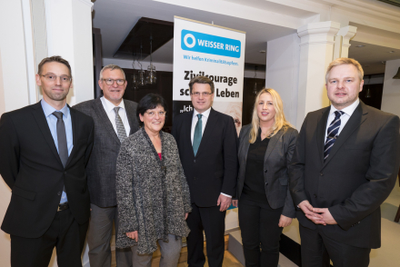 v.l.: Herr Dombrowski, StA München I, Prof. Dr. Fegert, Präsident des DGKJP e.V., Frau Müller-Piepenkötter, Bundesvorsitzende WEISSER RING e.V., Bayerns Justizminister Bausback, Frau Wunder, Vertreterin Beratungsplattform v.l.: Herr Dombrowski, StA München I, Prof. Dr. Fegert, Präsident des DGKJP e.V., Frau Müller-Piepenkötter, Bundesvorsitzende WEISSER RING e.V., Bayerns Justizminister Bausback, Frau Wunder, Vertreterin Beratungsplattform "juuuport.de", Prof. Dr. Scheithauer, Freie Universität Berlin © Bayerische Staatskanzlei I Henning Schacht