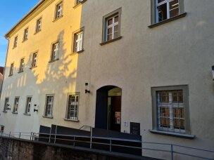 Eingang aus Richtung Rathaus Eingang aus Richtung Rathaus