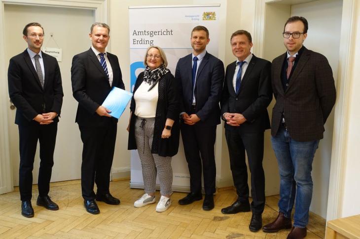 Dieses Bild zeigt die 3 Personen die zu Besuch am AG Erding waren. Dieses Bild zeigt die 3 Personen die zu Besuch am AG Erding waren.