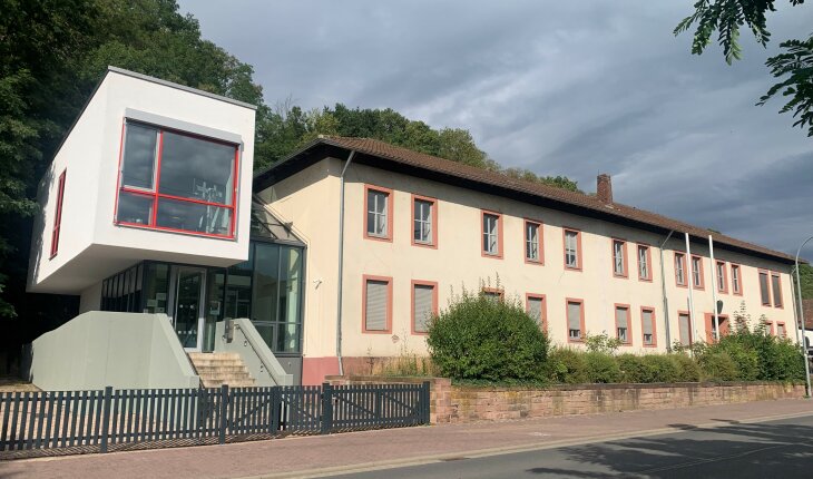 Nebengebäude Frontalansicht Schmal