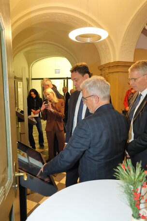 PräsLG Burghardt demonstriert die Info-Stelle zum Forschngprojekt "Sondergericht und Volksgerichtshof in Bayreuth"