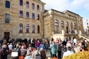 Bei Sonnenschein konnten sich die Teilnehmer im Garten des Justizgebäudes II austauschen.