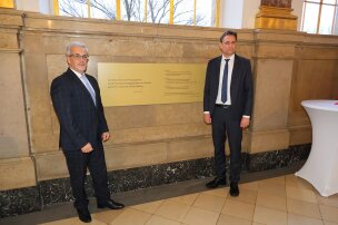 Justizminister Georg Eisenreich und PräsLG Burghardt vor der enthüllten Gedenktafel
