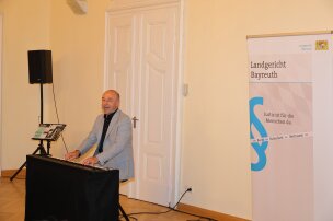Stefan Rieger bot nicht nur in berührende Weise Lieder und von Georg Kreisler dar, ...
