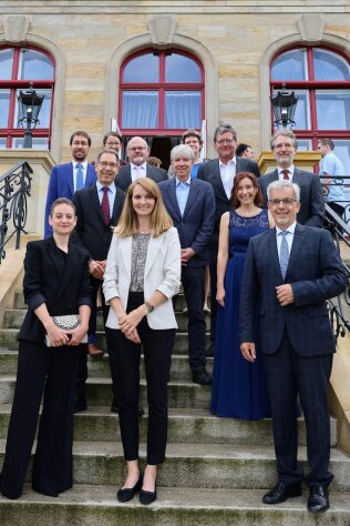 Fabienne van Huet (Bayer. Staatsministerium der Justiz), PräsLG Matthias Burghardt, PräsVG Dr. Thomas Weber, VizePräs der Regierung von Oberfranken Thomas Engel sowie die Vorstände der mit der Ausbildung befassten Gerichte und Behörden.
