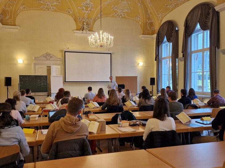 Saal E.005 im Justizgebäude 2 Saal E.005 im Justizgebäude 2