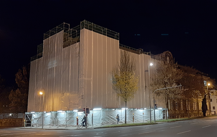 Verhüllte Fassade des JG II bei Nacht Verhüllte Fassade des JG II bei Nacht